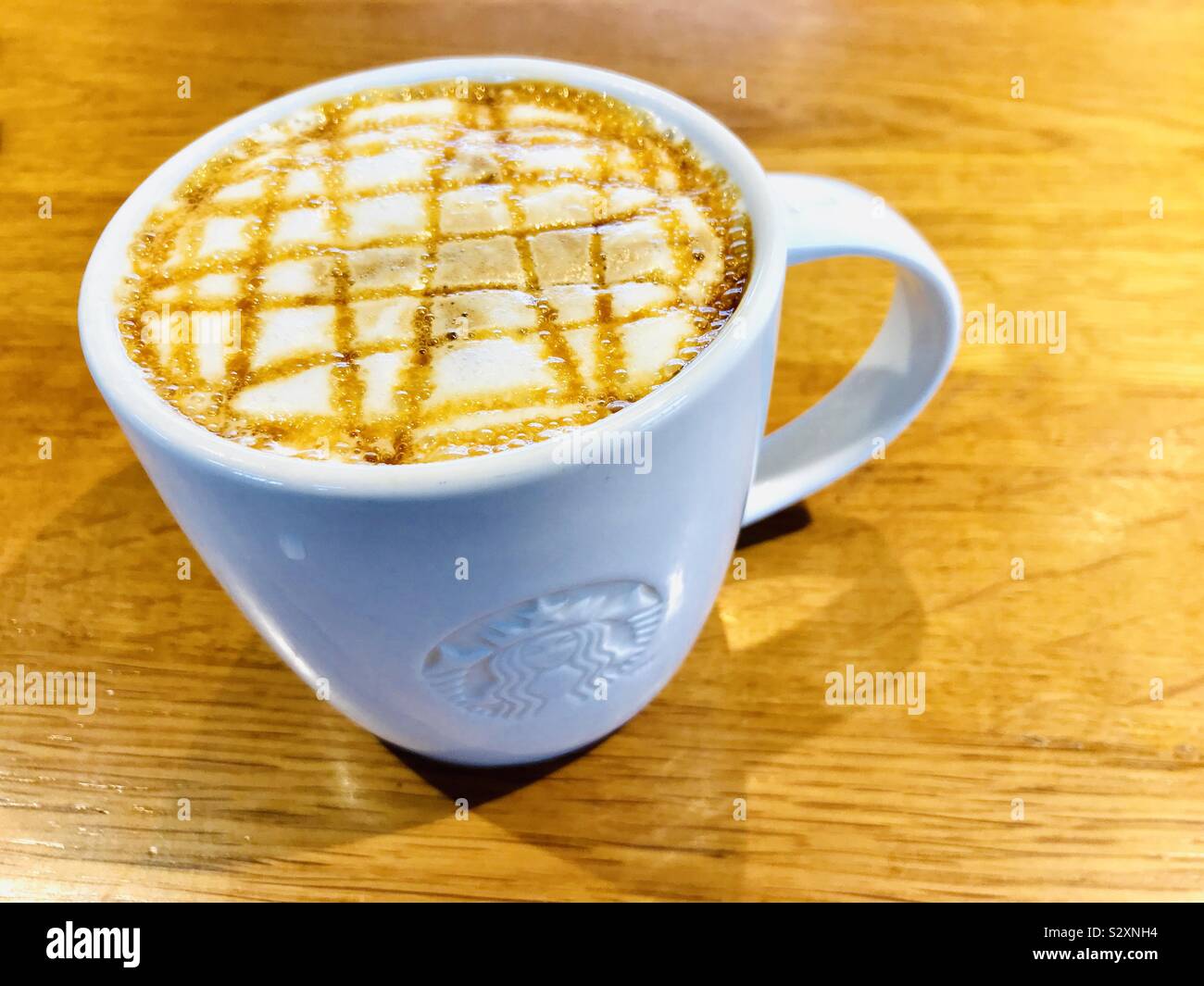 Starbucks Caramel Macchiato Kaffee heiß trinken Stockfoto