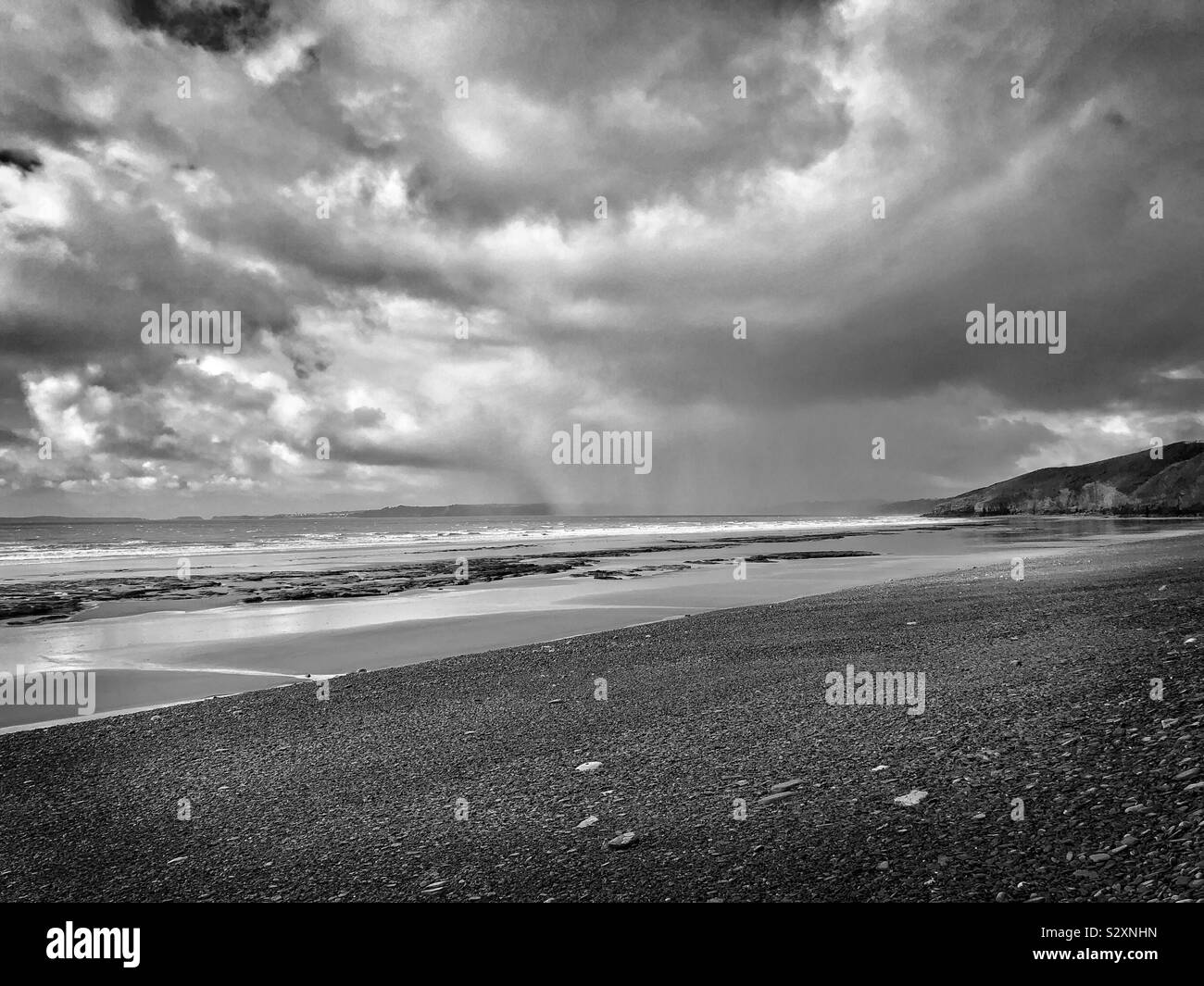 Annäherung an "Heavy Rain" auf Marros Beach, South West Wales, September. - Smartphone-aufgenommenes Stockfoto
