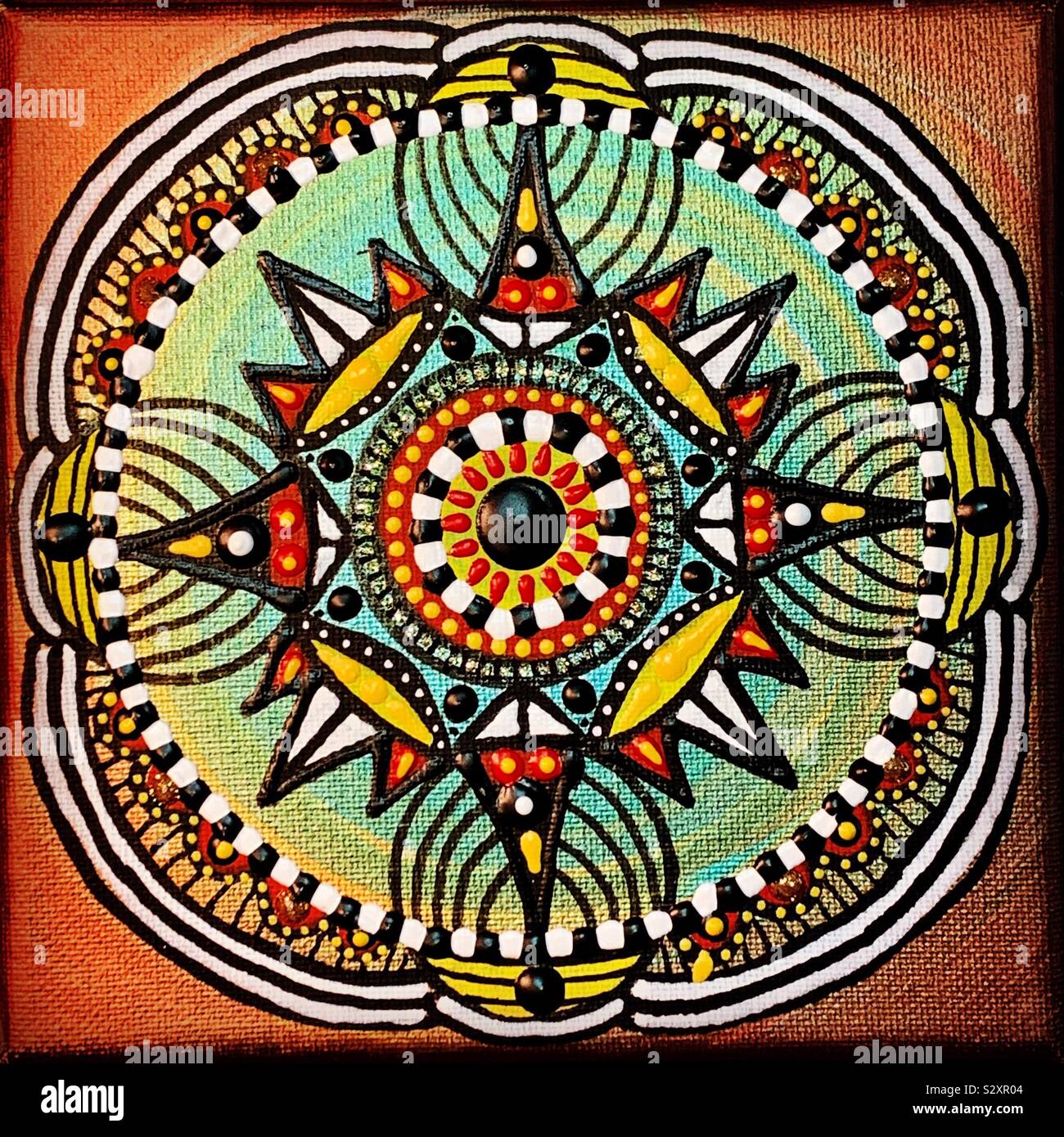 Golden Mandala Design auf Leinwand. Stockfoto