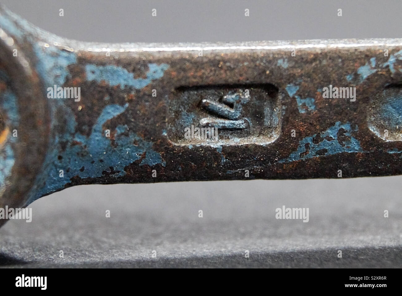 Detail einer alten Eisernen Schlüssel mit der Zahl 14, die blaue Farbe ist geschält Stockfoto