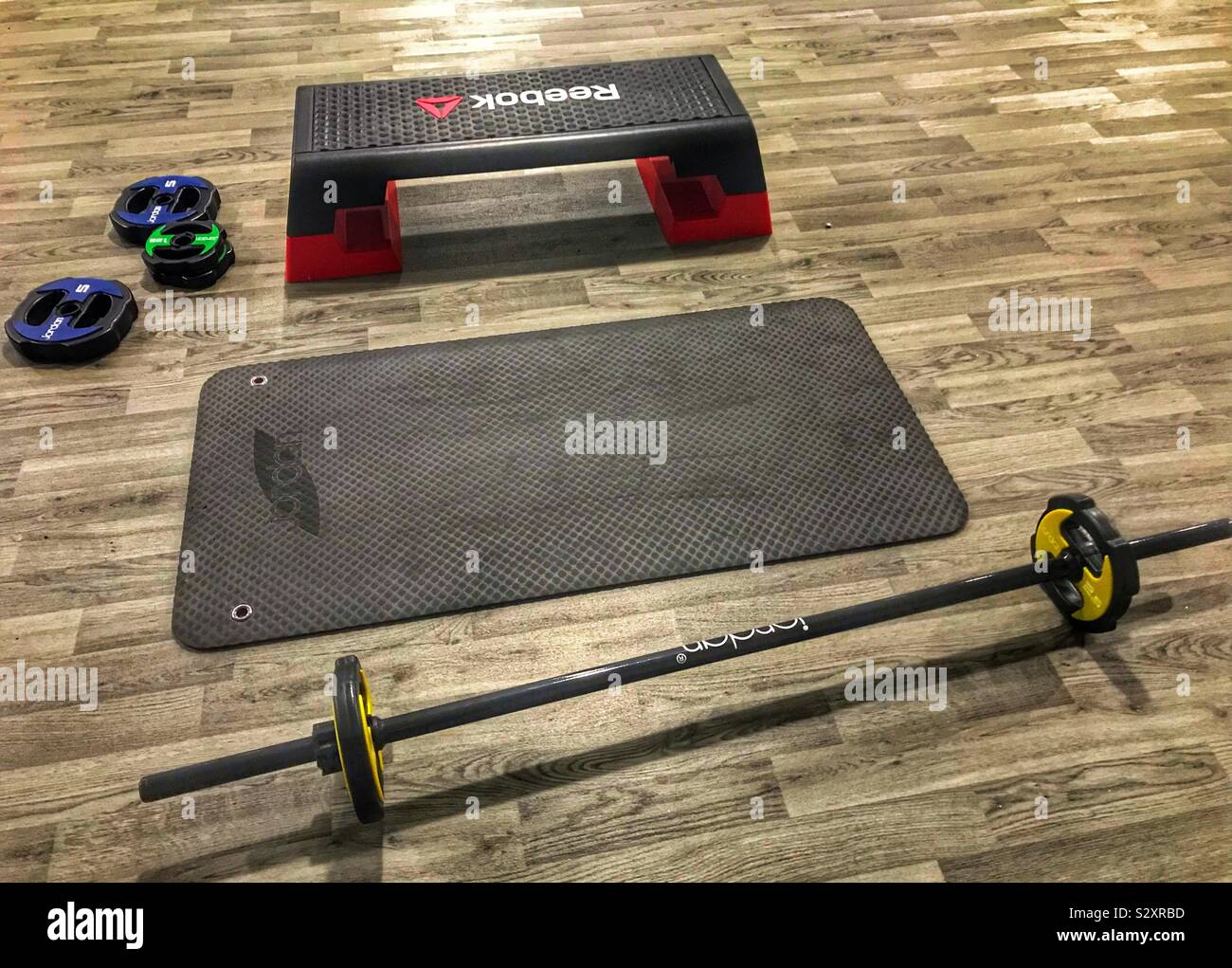 Fitnessgeräte - Schritt, Matte und Gewichte Stockfoto