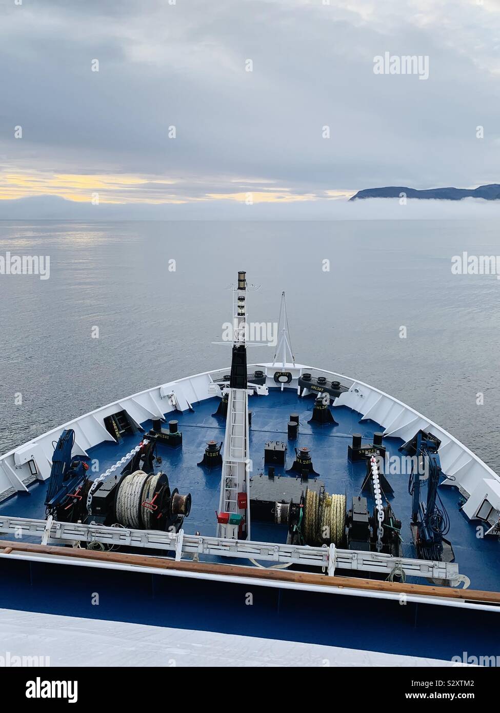 Die westlichen Fjorde, Island - September 2019: Das Meer Diamanten Kreuzfahrt Schiff in Hellblau misty Meere. Stockfoto