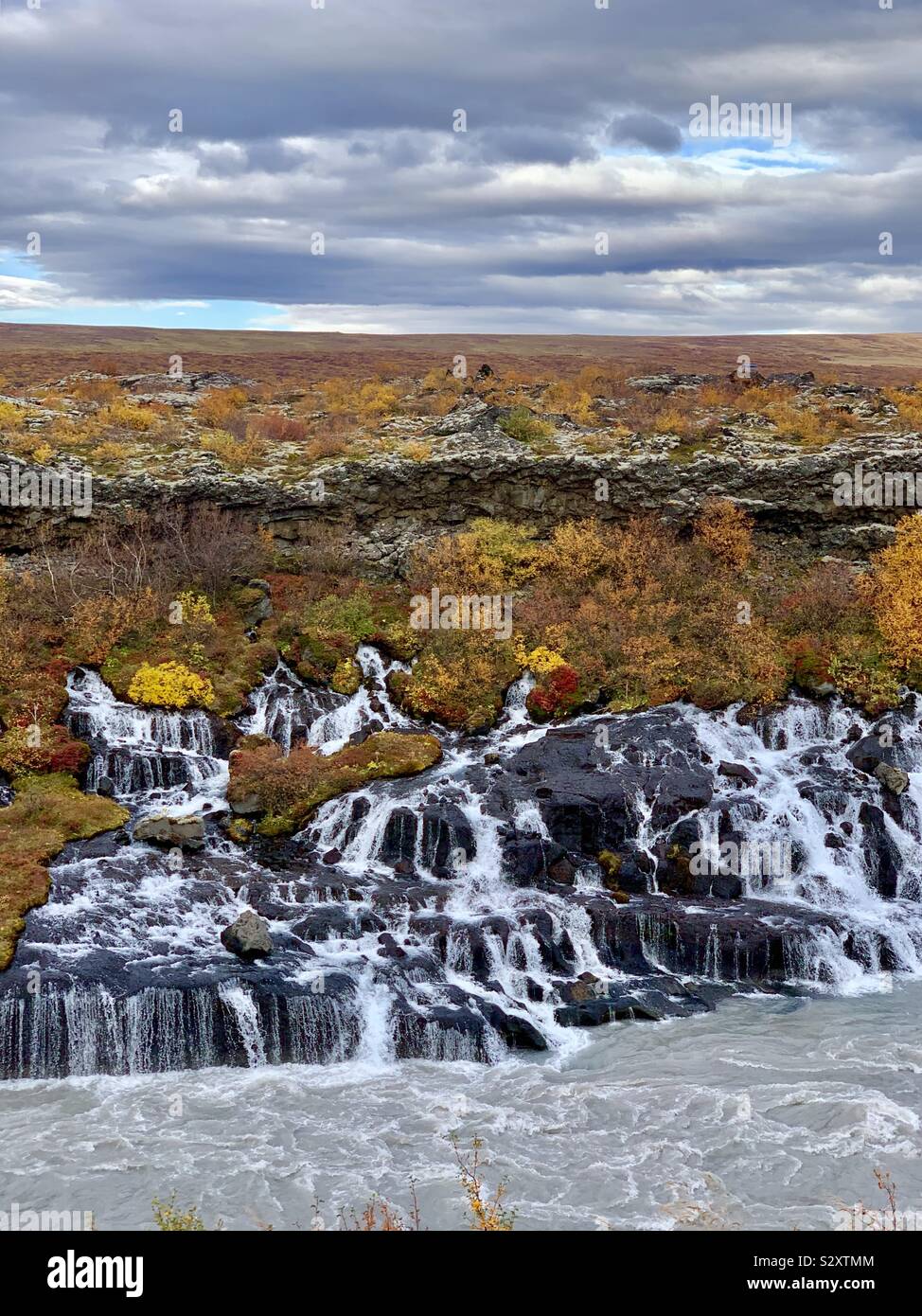 Barnafoss, Island - September 2019: Atemberaubende herbstlandschaft an Wasserfällen der Kinder. - Smartphone-aufgenommenes Stockfoto