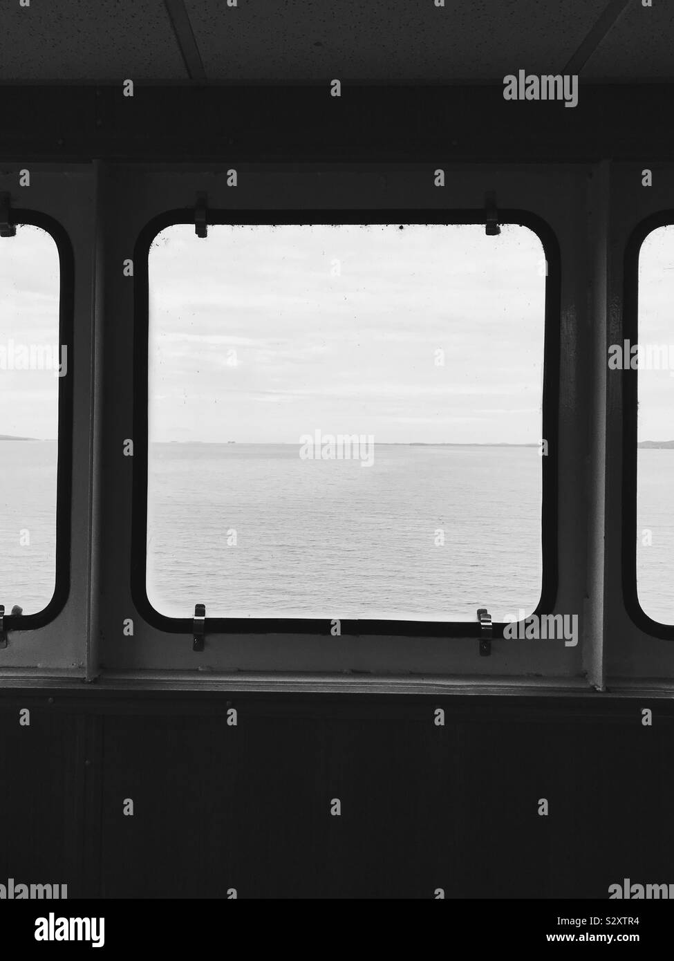 Blick durch das Fenster auf der Fähre über den Lake Champlain zwischen Essex, New York und Charlotte, Vermont. Stockfoto