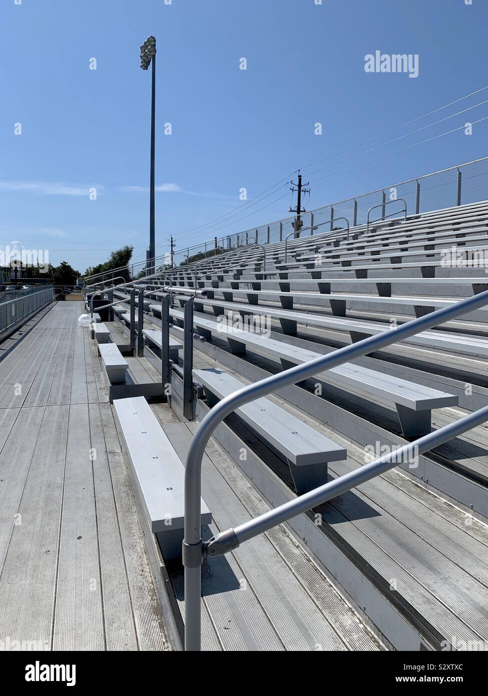 Leere Stadion Sitzplätze auf einem Fußballplatz - Smartphone-aufgenommenes Stockfoto