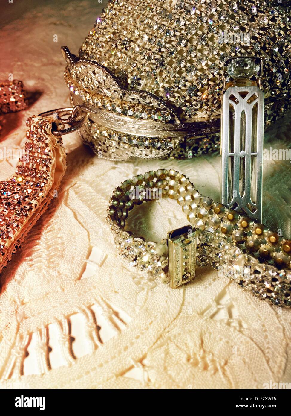 Noch immer leben eines Vintage art deco Strass Geldbeutel und Silber bedeckte Parfüm Durchstechflasche, USA Stockfoto