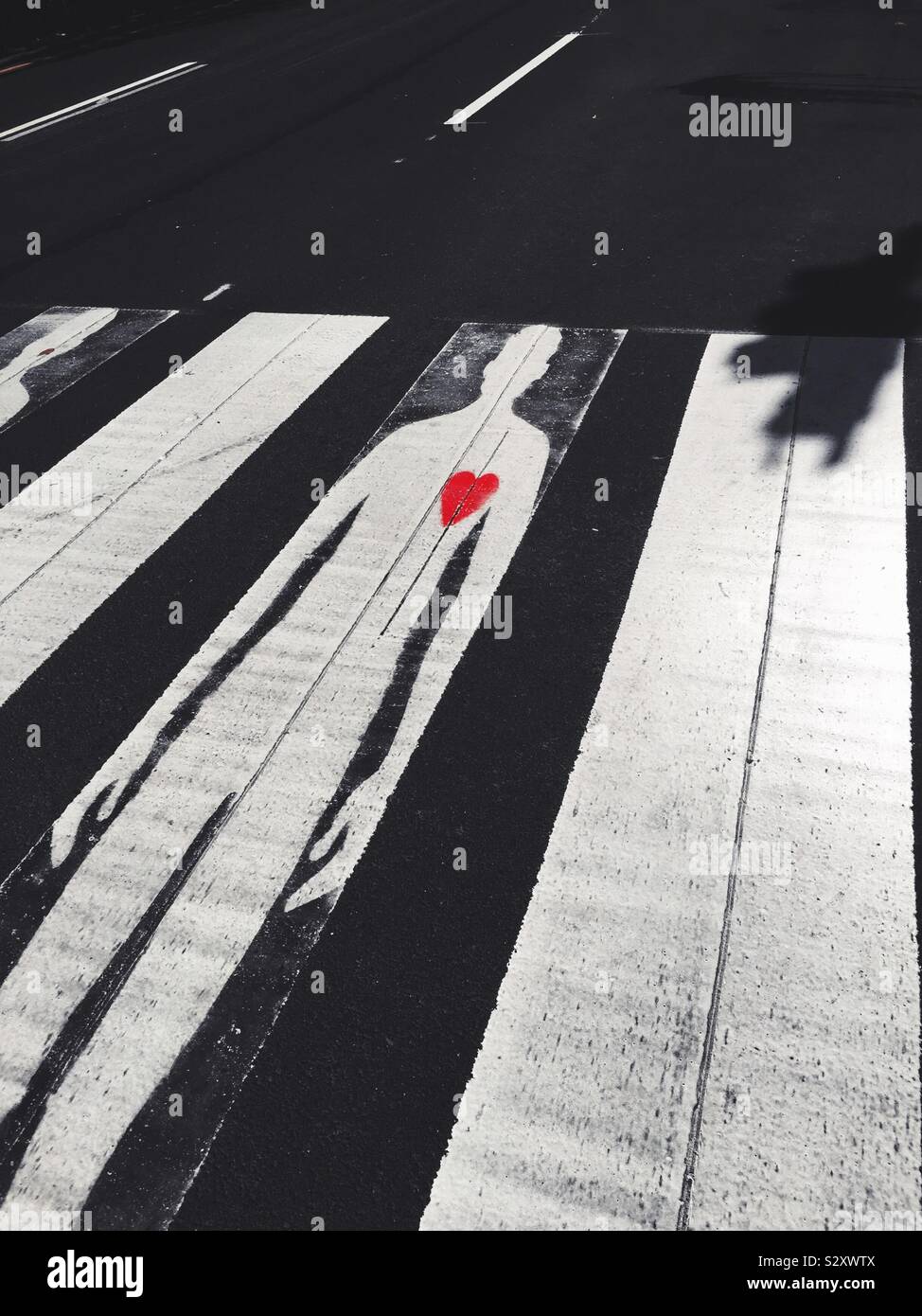 Zebrastreifen auf der Park Avenue verfügt über einen männlichen Silhouette mit einem roten Herz drängt die Sicherheit der Fußgänger, NYC, USA Stockfoto