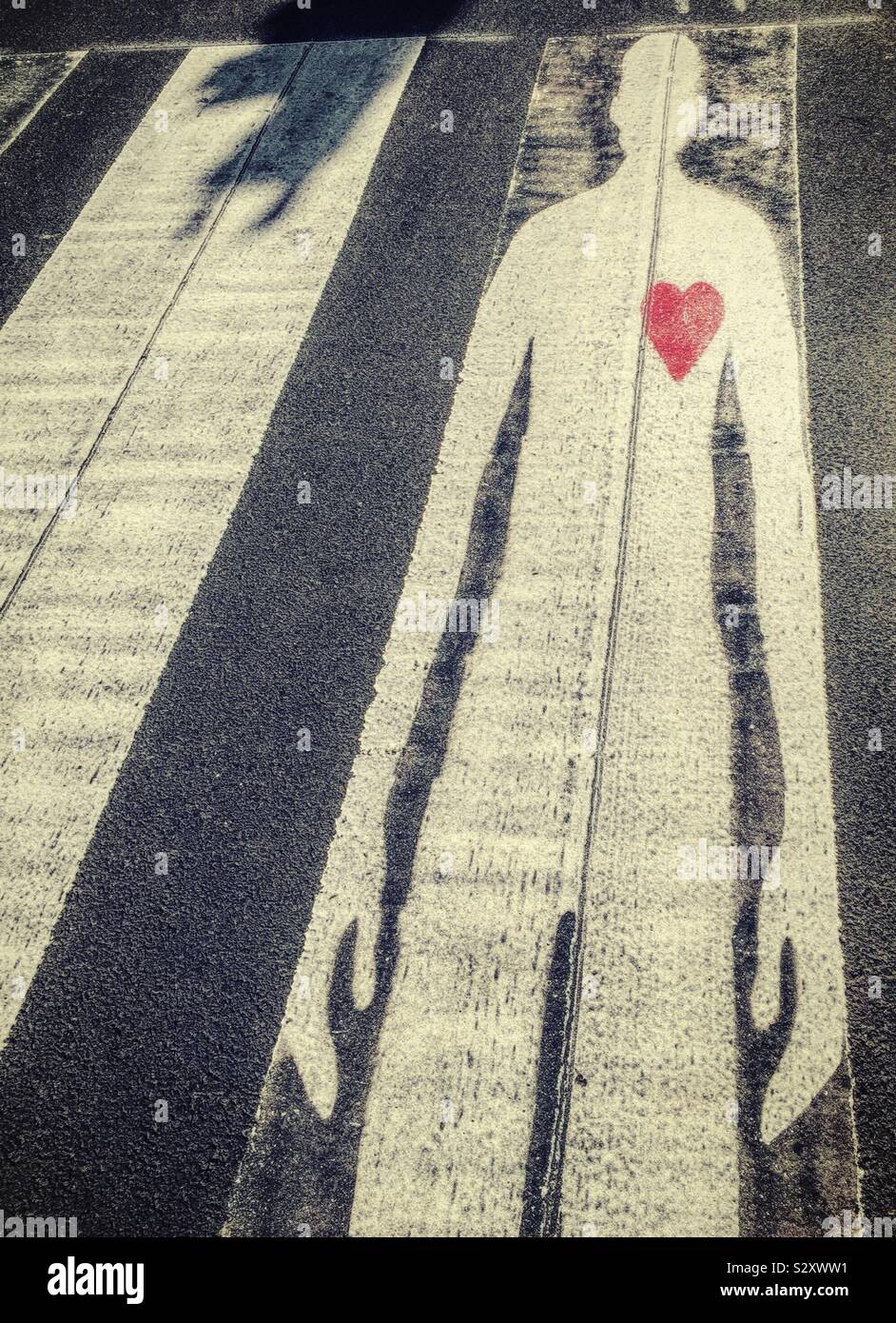 Ein zebrastreifen auf der Park Avenue verfügt über einen männlichen Silhouette mit einem roten Herz drängt die Sicherheit der Fußgänger, NYC, USA Stockfoto