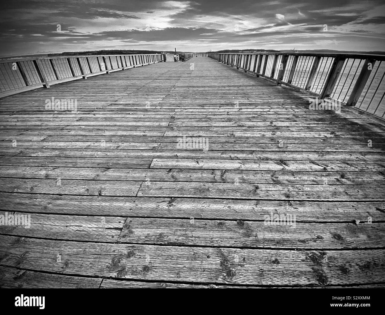 Pier in Richtung Meer. Port Townsend, WA, USA. (Monochrom) - Smartphone-aufgenommenes Stockfoto