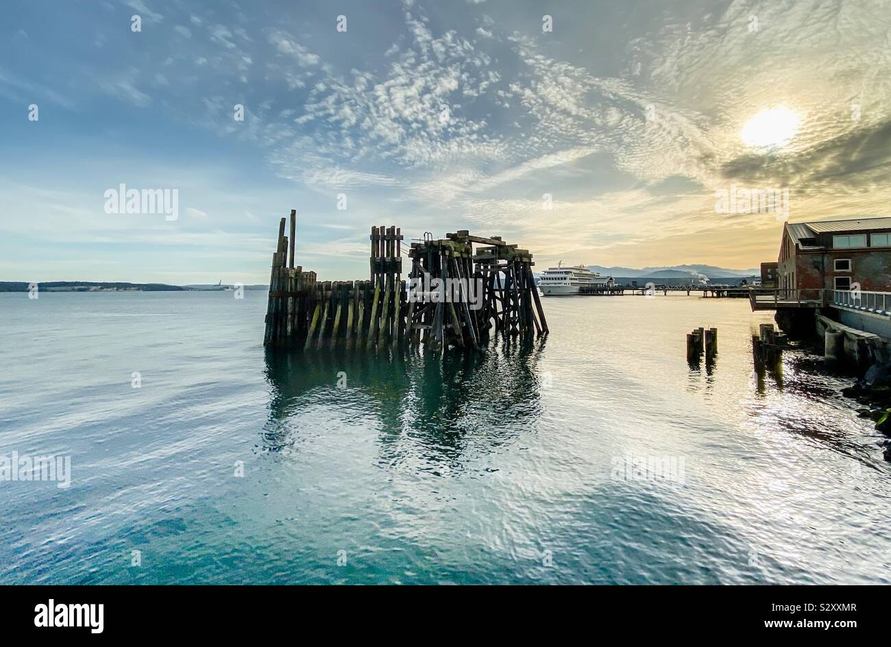 Port Townsend Waterfront mit alten, verlassenen Ferry Terminal und Pylone im Vordergrund. Die Olympische Halbinsel, Washington State, USA - Smartphone-aufgenommenes Stockfoto