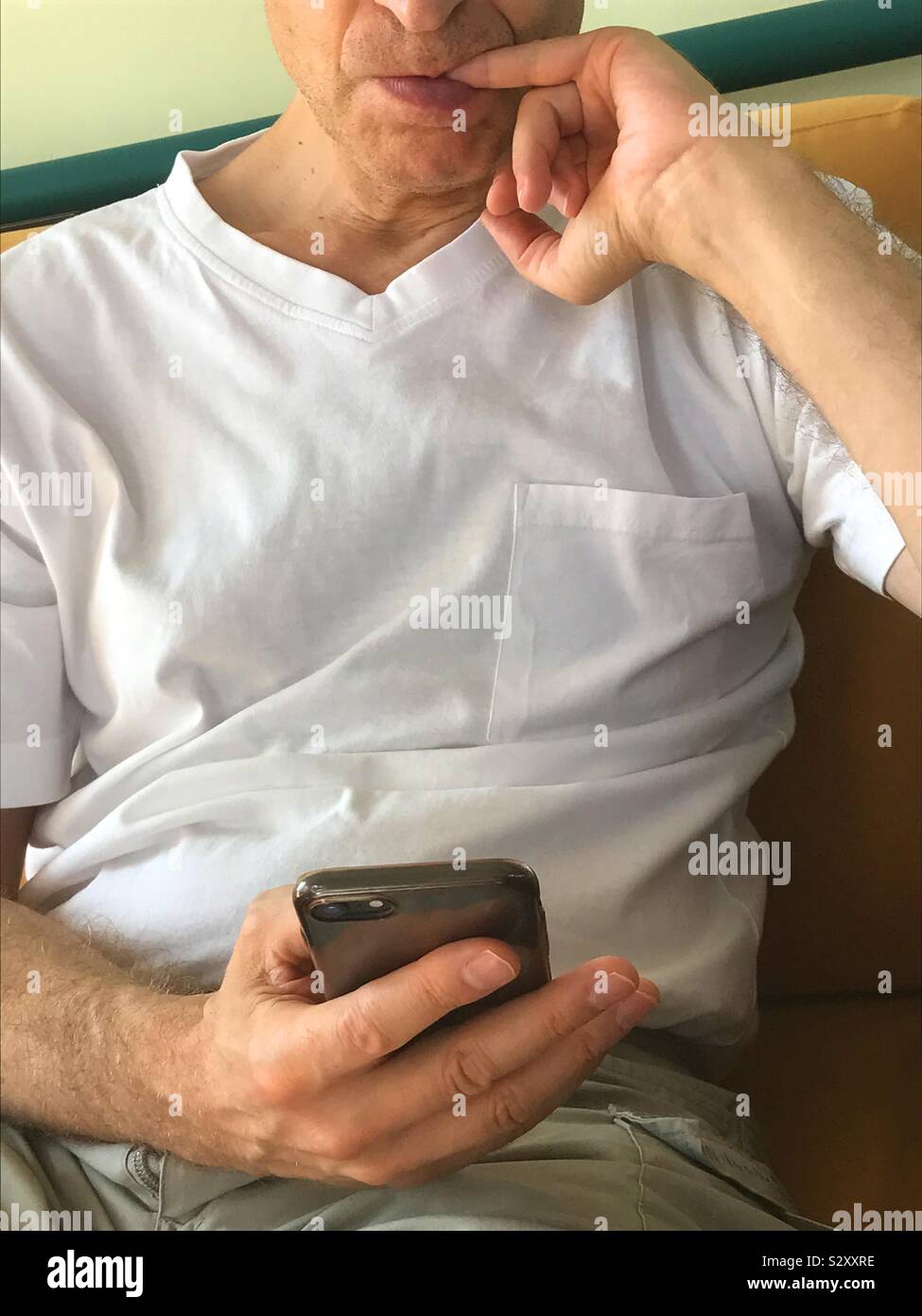 Mann mit smartphone - Smartphone-aufgenommenes Stockfoto