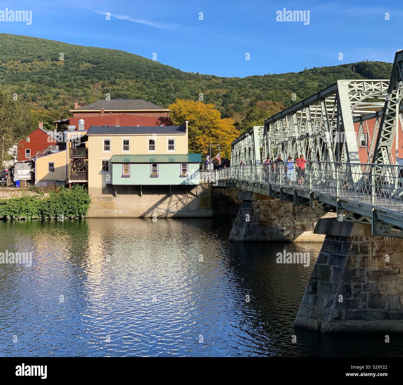 In der Deerfield River, Shelburne Falls, Massachusetts, Vereinigte Staaten von Amerika - Smartphone-aufgenommenes Stockfoto