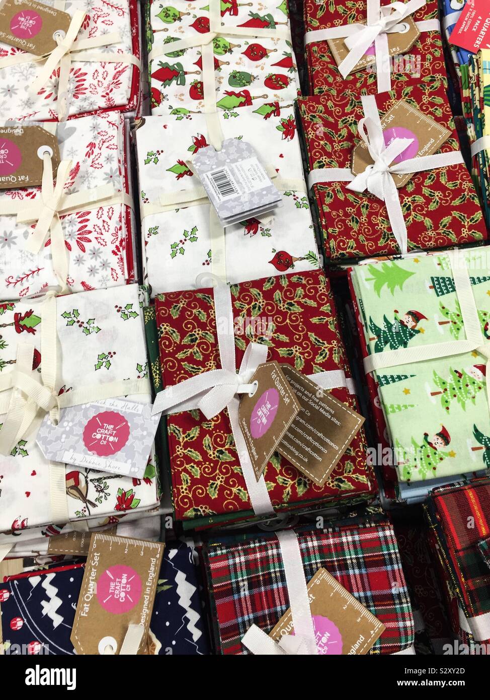 Immer bereit für Weihnachten, Patchwork, tartan und druckt auf Anzeige an einer Craft Shop Stockfoto