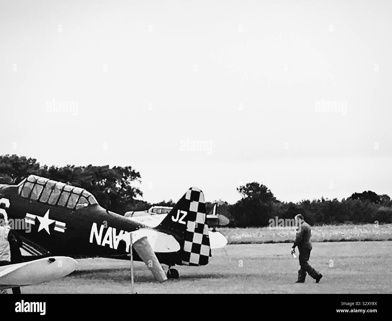 Pilot zu Fuß Flugzeug Stockfoto