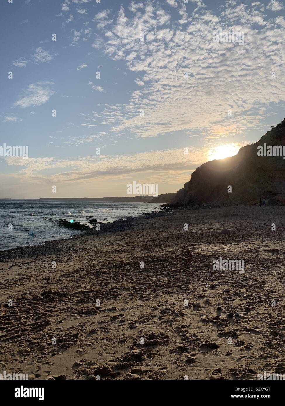 Sonnenuntergang über dem Ozean Seite Klippe. Algarve, Portugal Stockfoto