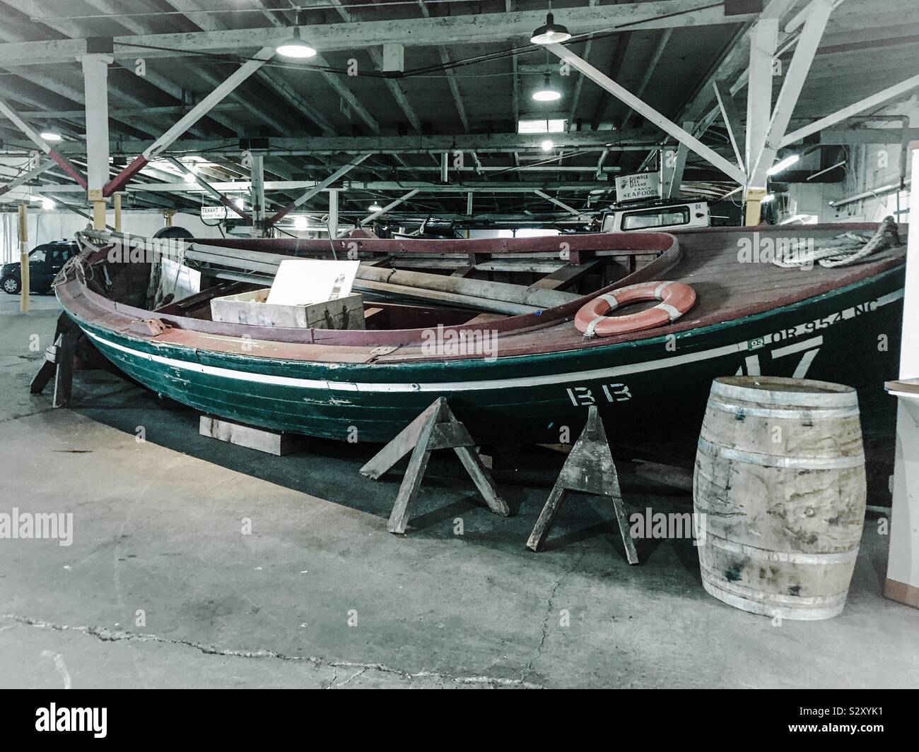 Alte Beiboot mit Paddeln am Pier 39 in Astoria, ODER - Smartphone-aufgenommenes Stockfoto