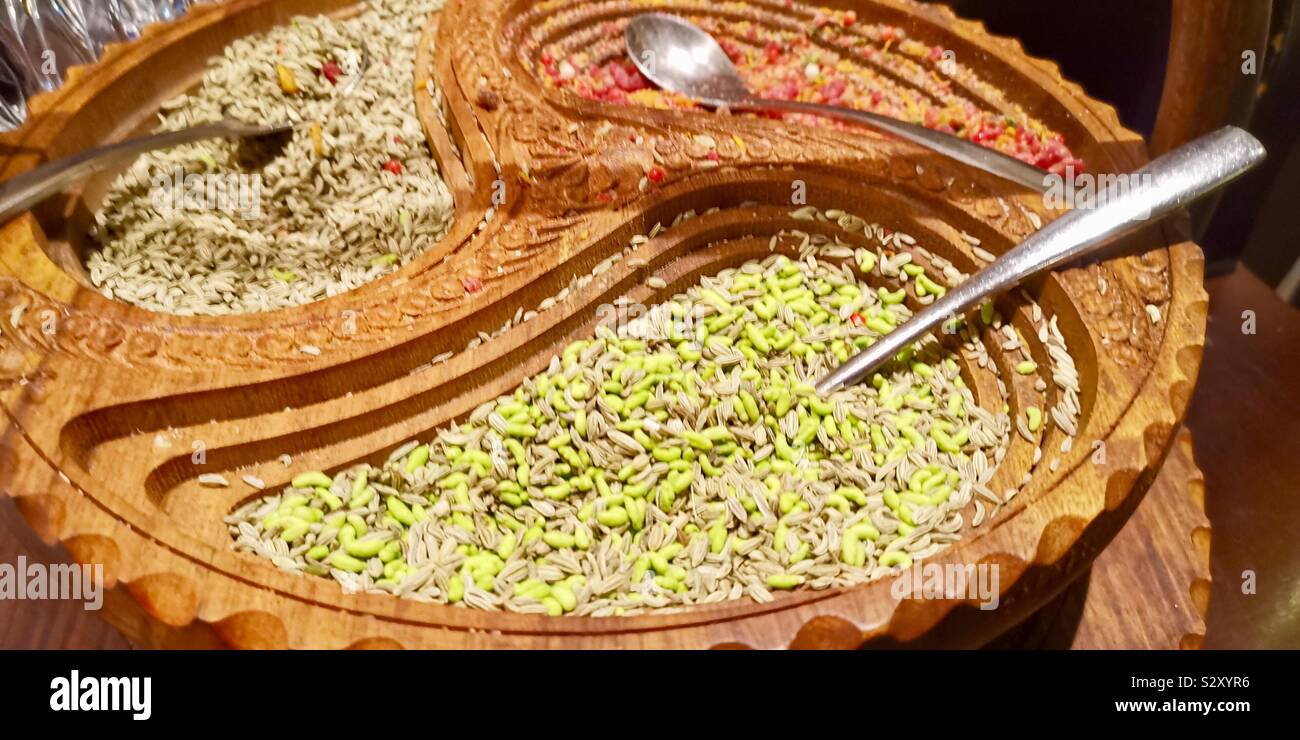 Mukhwas ist eine bunte indische und pakistanische nach dem essen Snack oder Verdauungsfördernd weithin als Mund Lufterfrischer eingesetzt, insbesondere nach den Mahlzeiten. - Smartphone-aufgenommenes Stockfoto