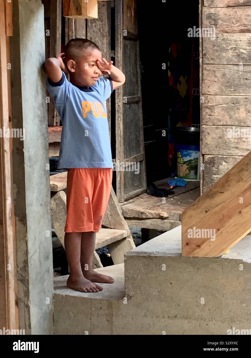 Ein Kind, das gerade von seinen Mittagsschlaf in Buscalan, Philippinen weckten. Stockfoto