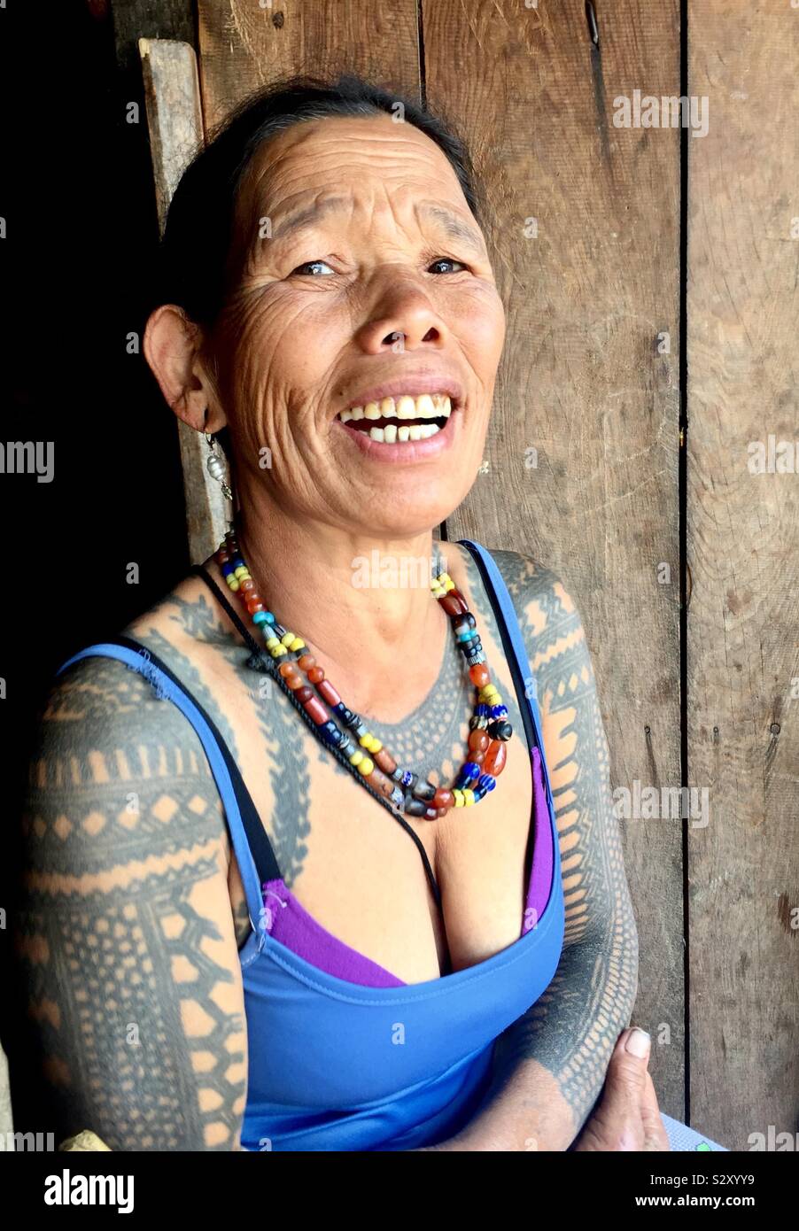 Ein lächelndes tätowierte Frau aus dem Stamm in Butbut Buscalan, Philippinen. Stockfoto