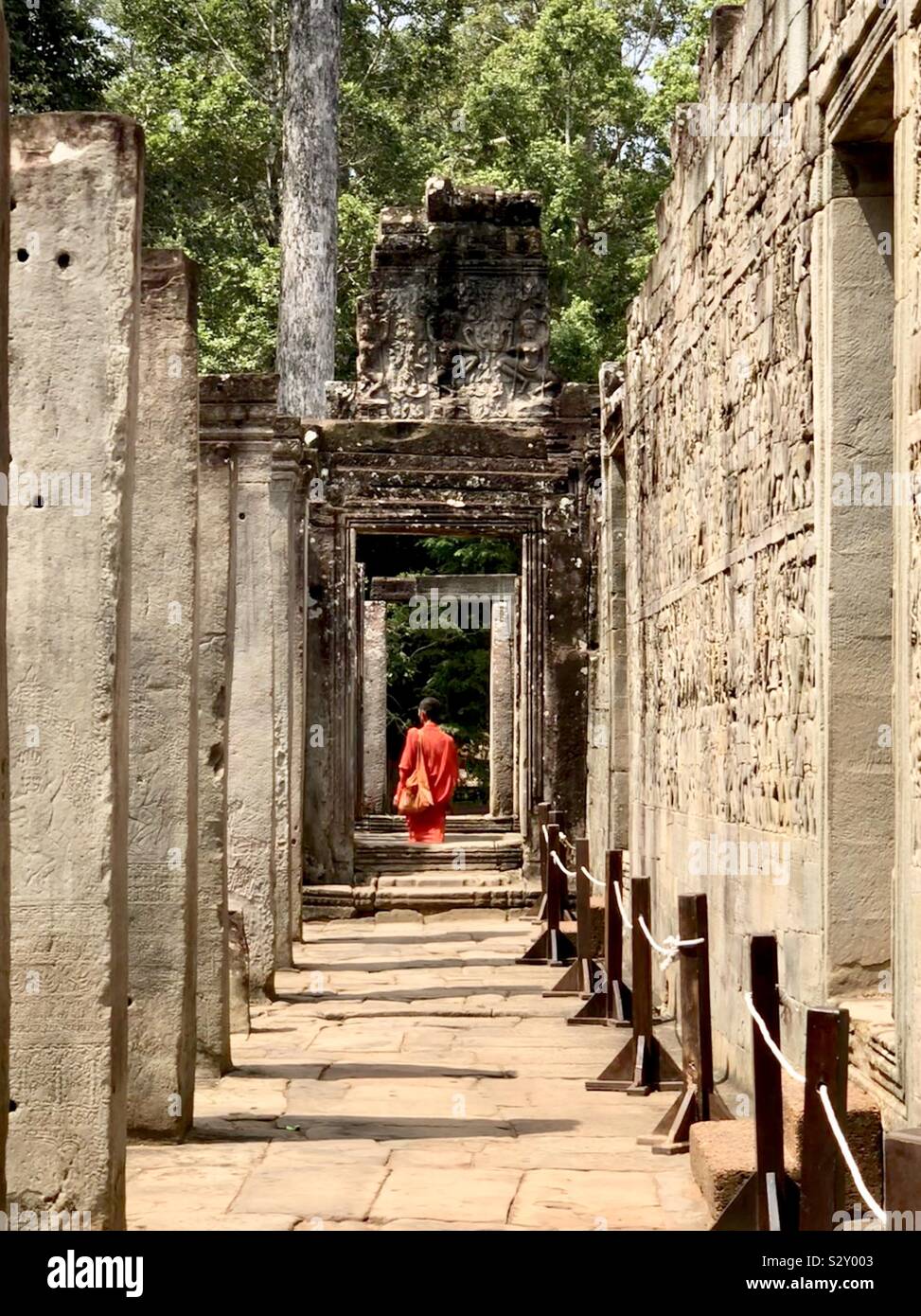 Mönch in der Bayon Tempel, Siem Reap, Kambodscha. Stockfoto