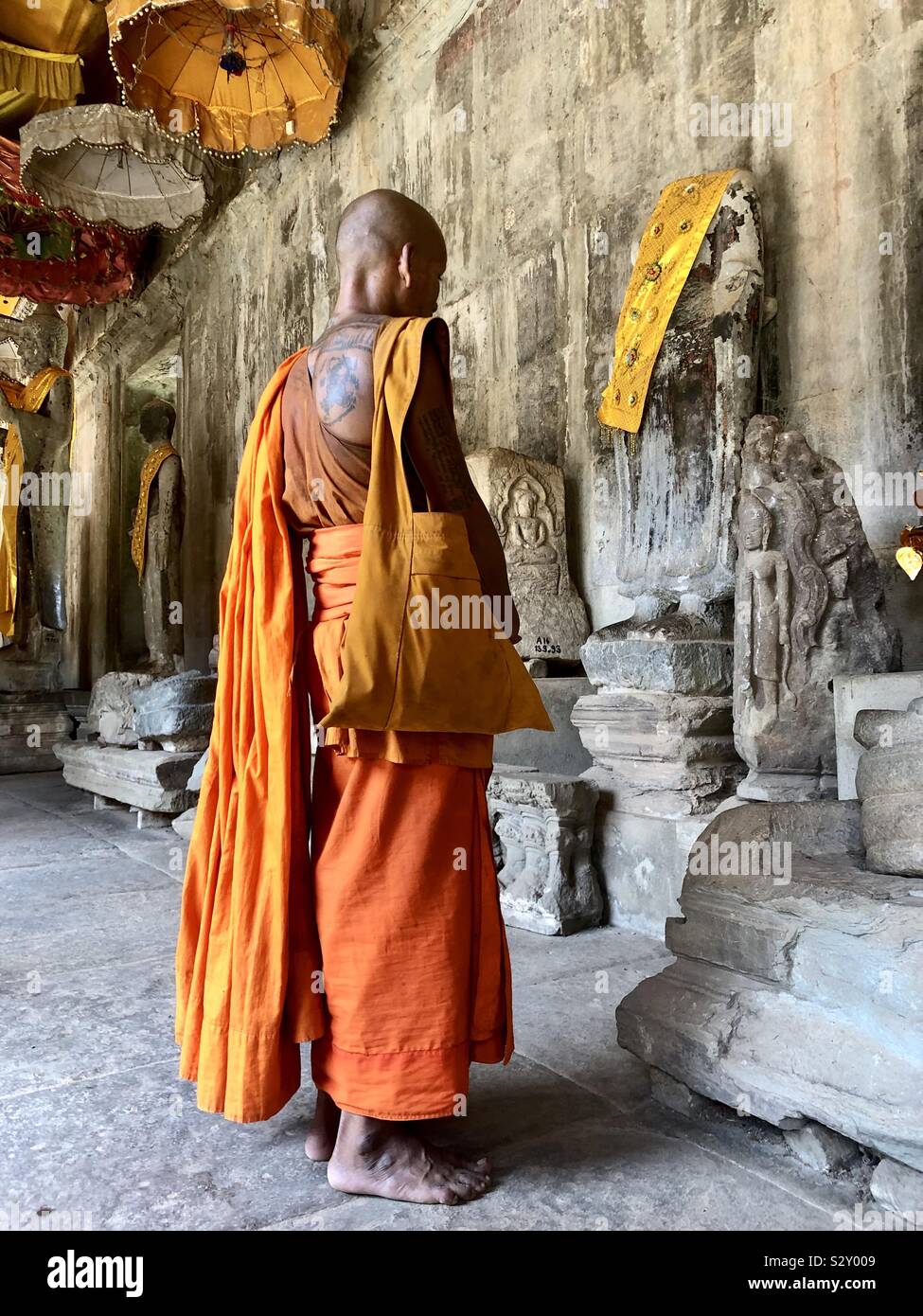 Ein Mönch still in Angkor Wat, Siem Reap, Kambodscha zu beten. Stockfoto