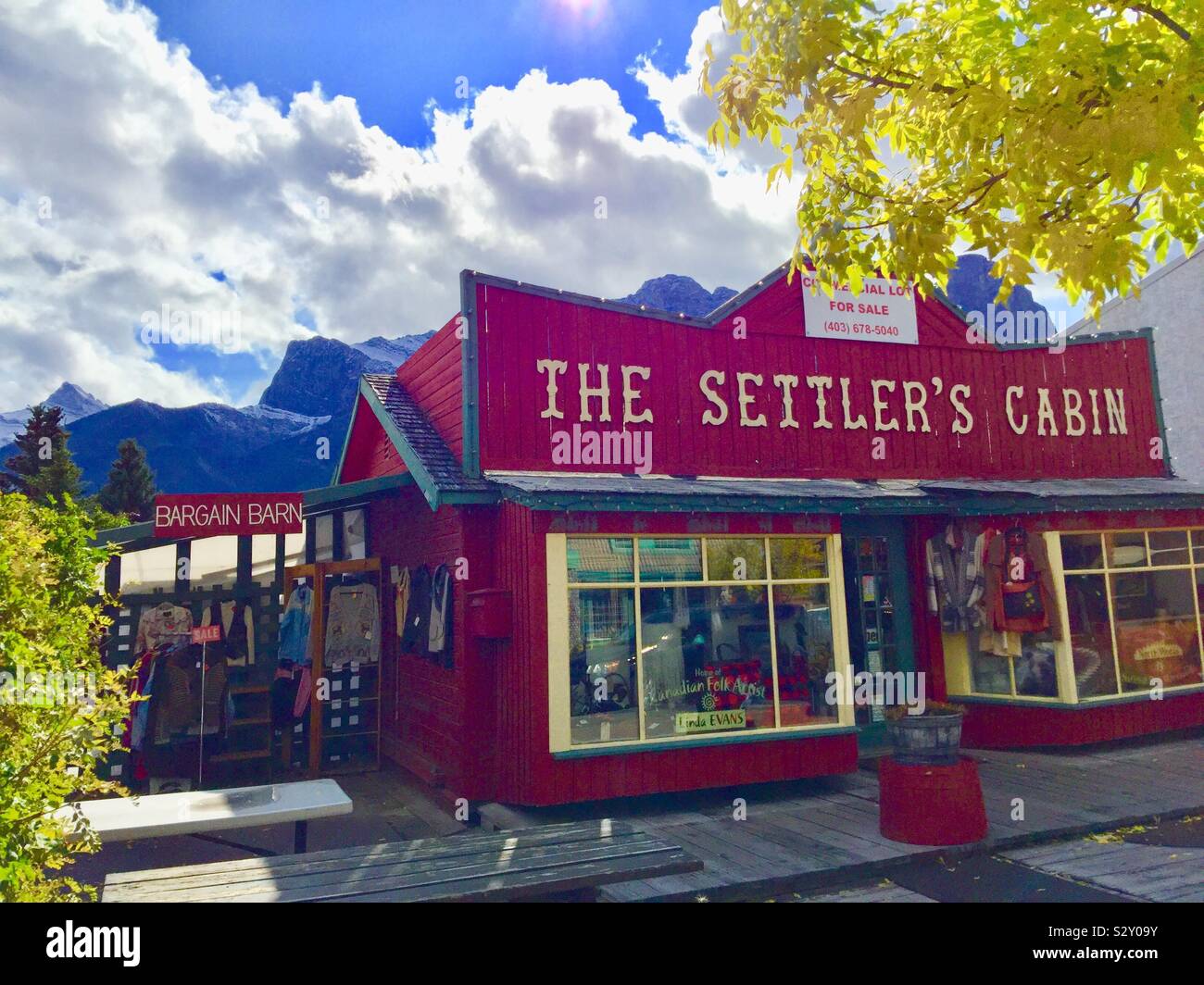 Straße Schüsse, Canmore, Alberta, Kanada, und der Kanadischen Rockies, DIE FAHRERKABINE SIEDLER Stockfoto