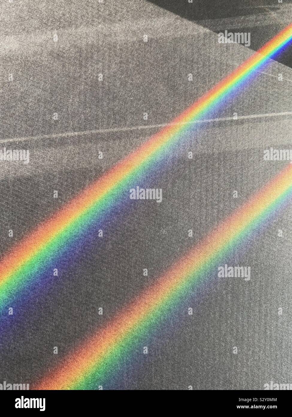 Doppel-, Regenbogen - farbige Lichtstrahlen. Natürliche Lichtbrechung. Stockfoto