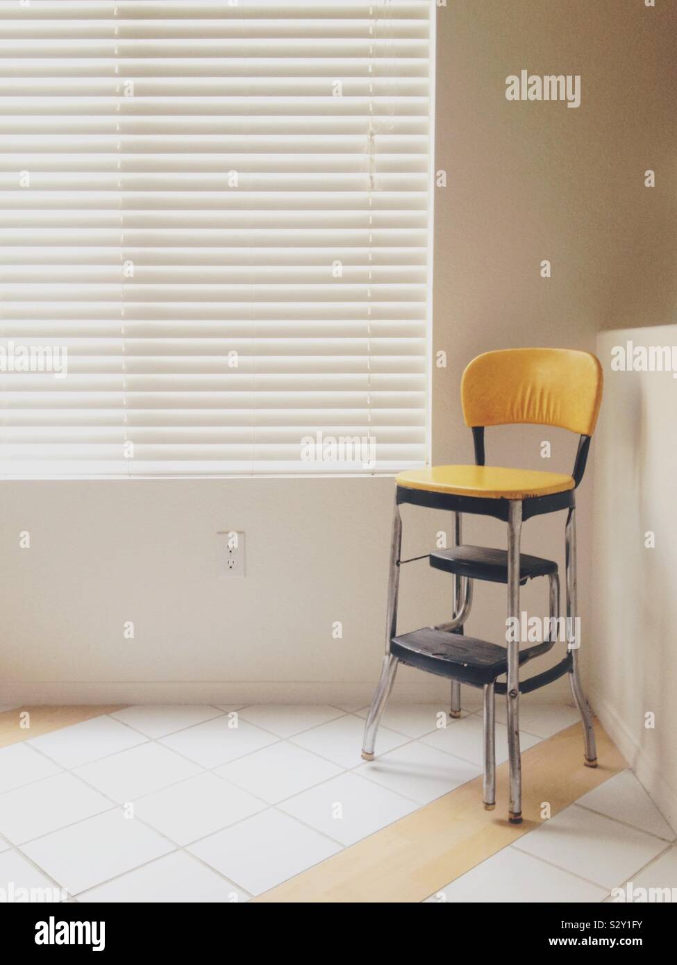 Gelb, vintage Stuhl in einer Ecke Stockfoto