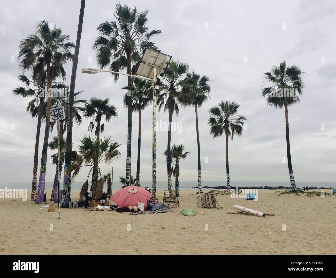 Beach Bum Feldlager in Venice Beach, Los Angeles, Kalifornien. - Smartphone-aufgenommenes Stockfoto