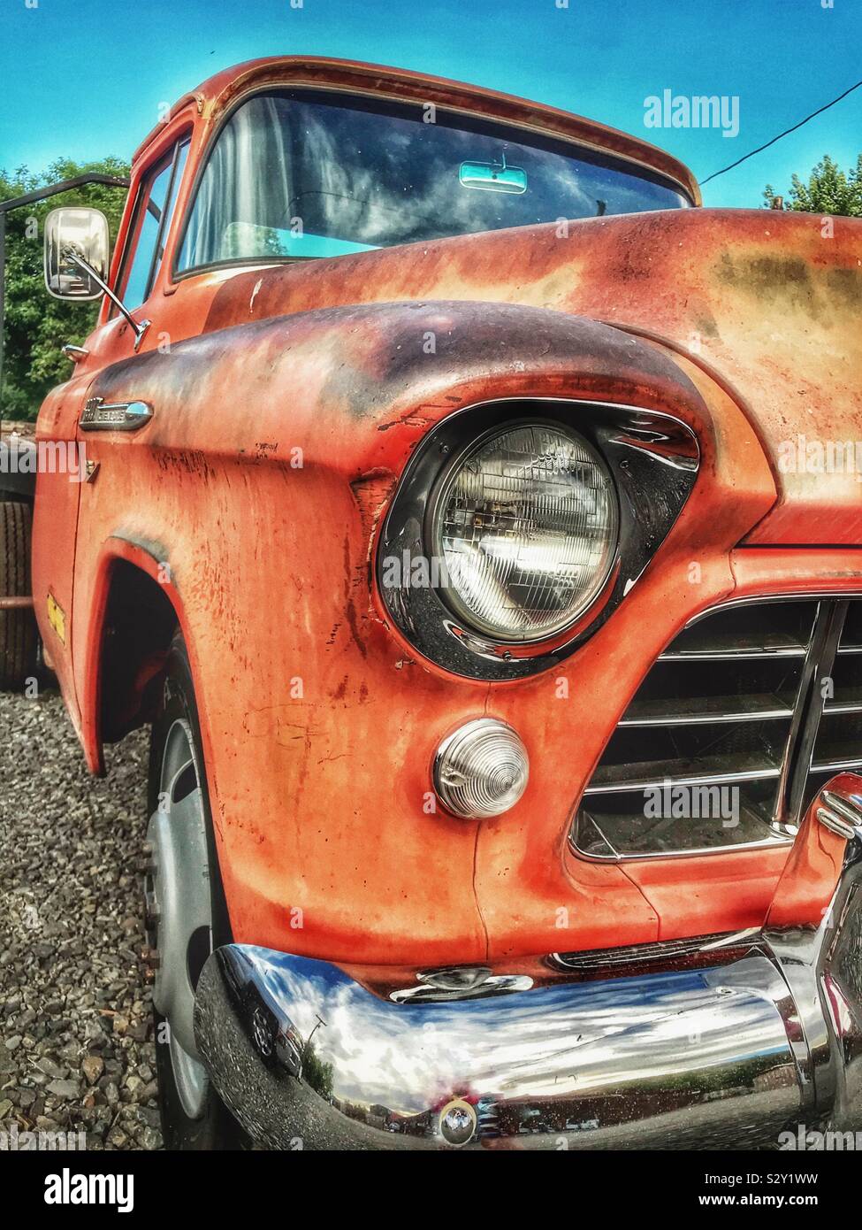 Verrostete Mitte der 50er Jahre vintage Chevy LKW-closeup auf der rechten Scheinwerfer und zum Stoßfänger - Smartphone-aufgenommenes Stockfoto