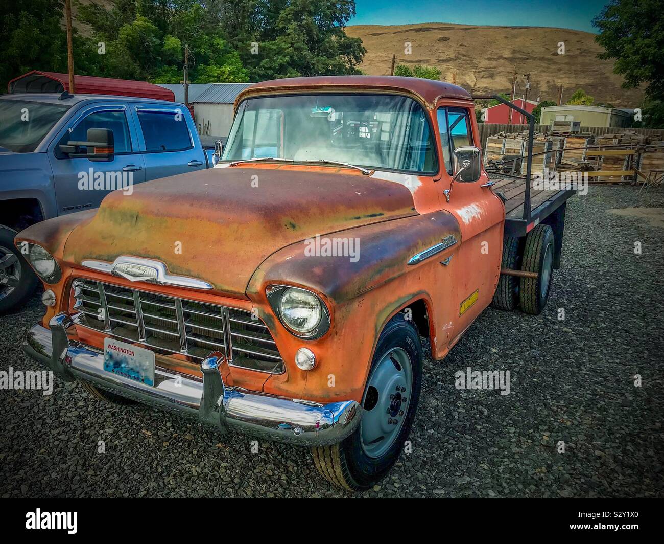 3/4-Ansicht der rostigen Vintage 50er Chevy LKW - Smartphone-aufgenommenes Stockfoto