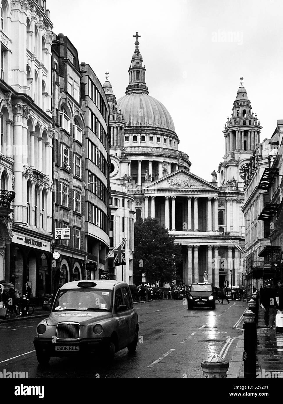 St Pauls Cathedral, London Taxis im Vordergrund. Stockfoto