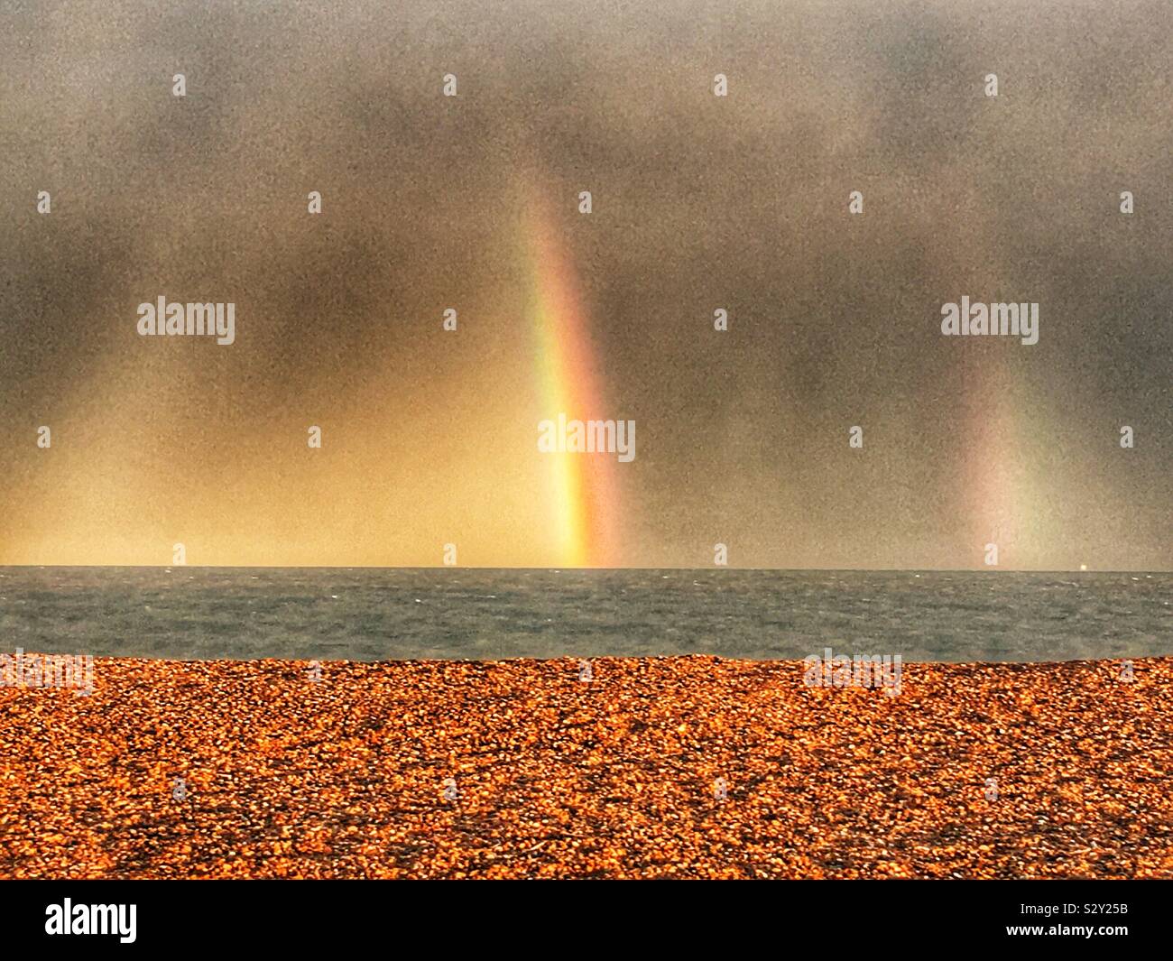 Nordsee Regenwolken mit doppelten Regenbogen - Smartphone-aufgenommenes Stockfoto
