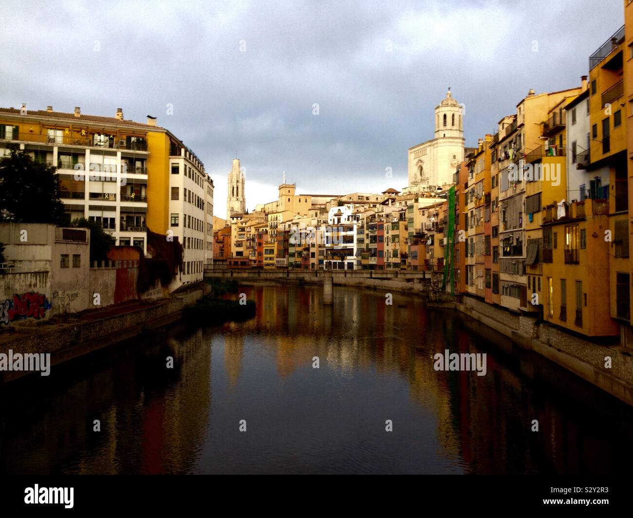 Kathedrale, Häuser und Onyar Fluss. Girona. Katalonien. Spanien Stockfoto