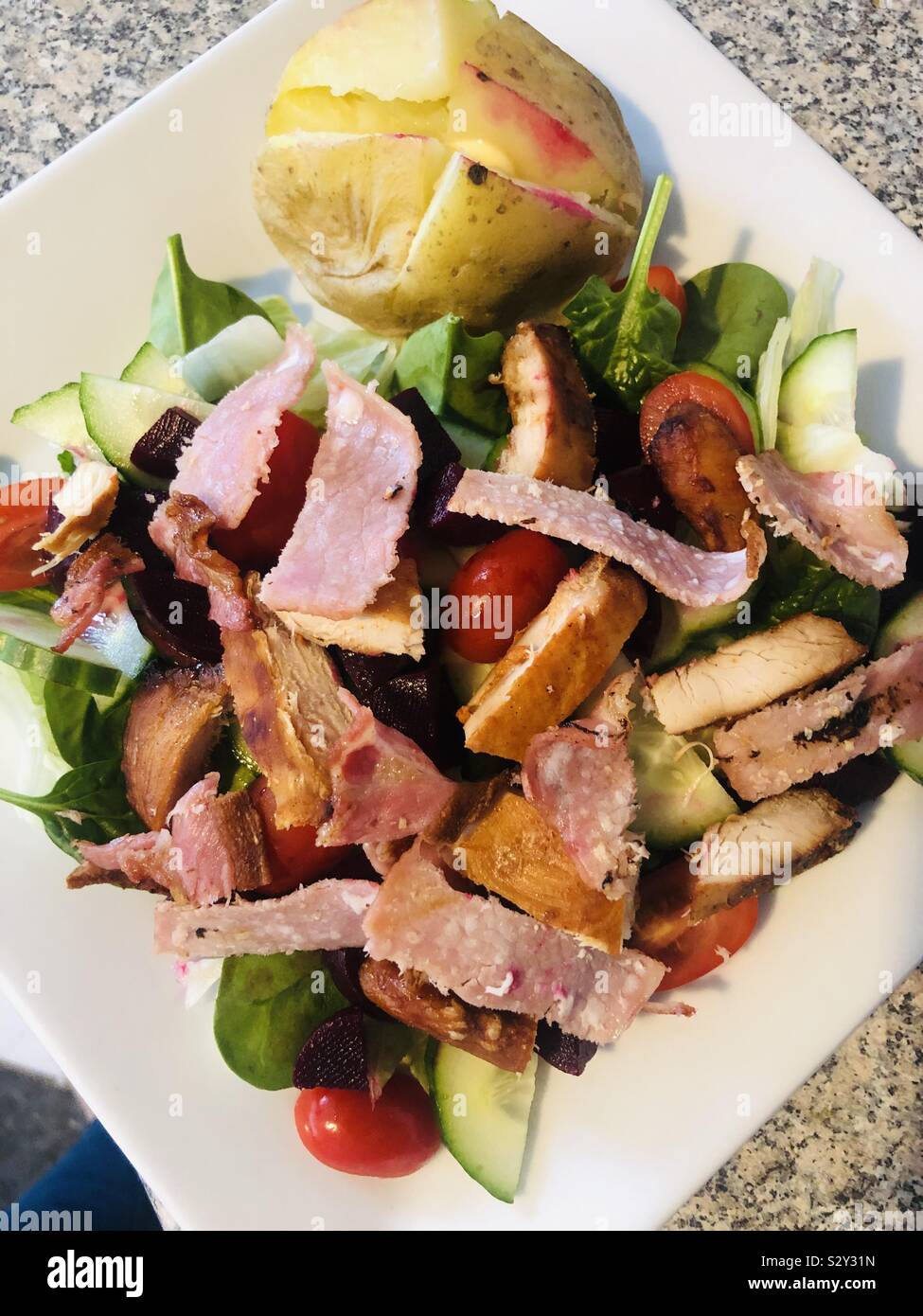 Vereinfachung der Welt freundlich Huhn und Speck Salat mit Jacke Kartoffel Stockfoto