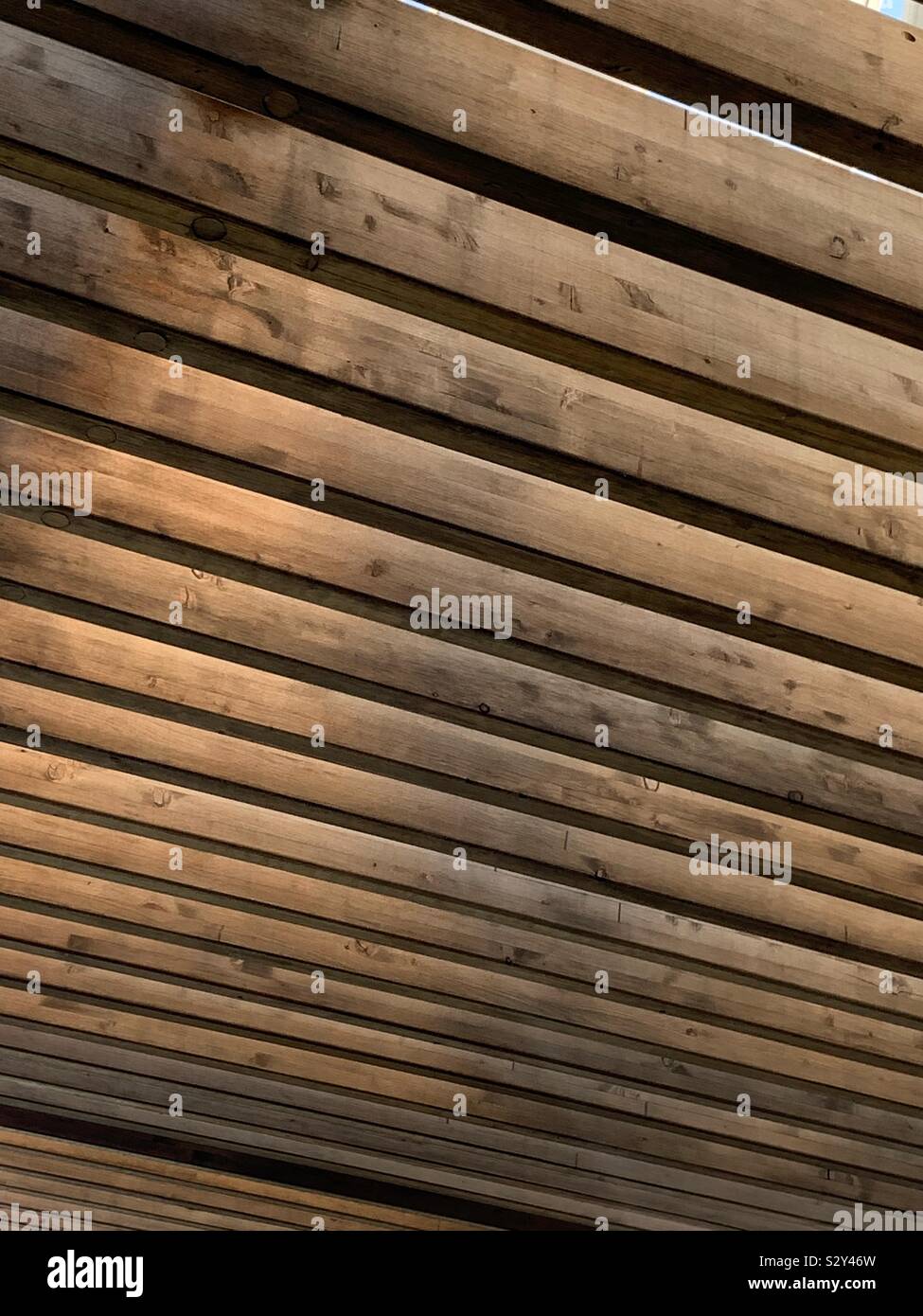 Holz Latten erstellen Sie einen Sonnenschutz Dach Stockfoto