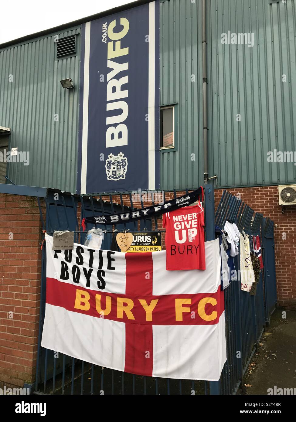 15. Oktober 2019, Bury, Lancashire, England. Bury FC Warten auf Nachrichten über mögliche Übernahmeangebote - Fahnen und Bannern außerhalb Gigg Lane, Bury Boden Stockfoto