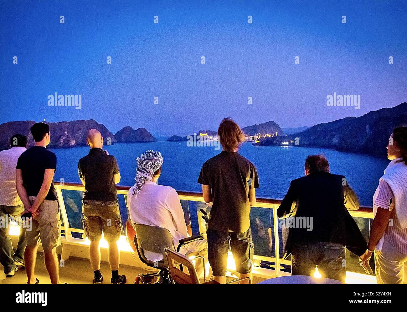 Touristen auf Kreuzfahrt Schiff suchen Abend landscapein Stockfoto