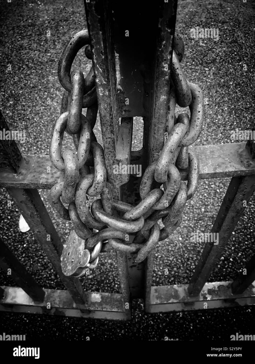 Industrielle Tor gesperrt - Smartphone-aufgenommenes Stockfoto