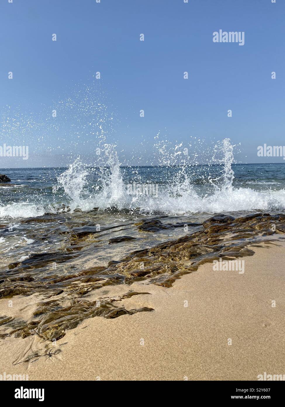 Absturz Welle gegen die Felsenküste mit Wasser sprühen in der Luft auf California Beach - Smartphone-aufgenommenes Stockfoto