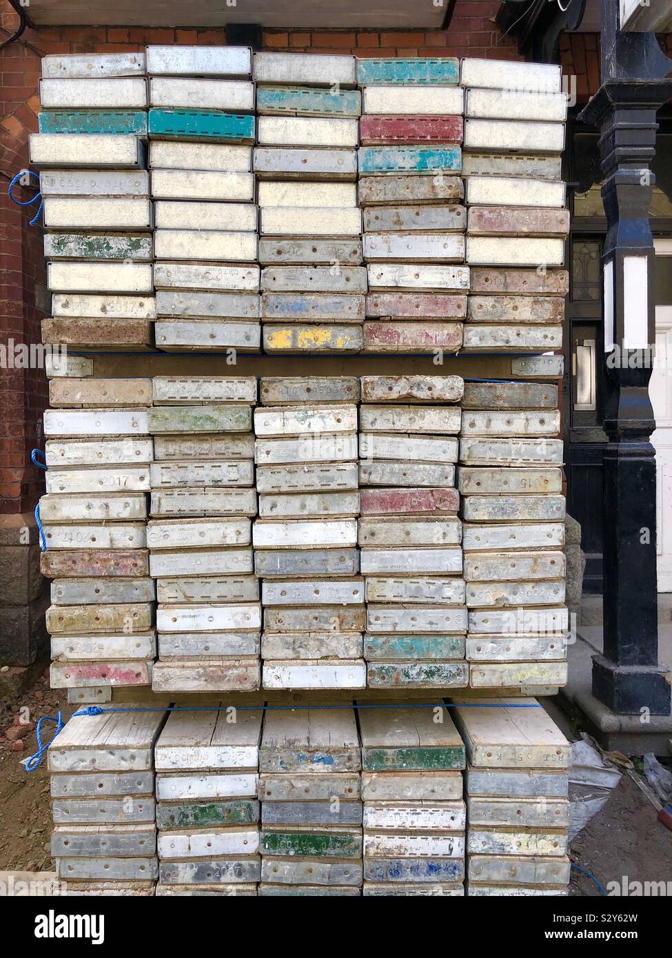 Stapel von bunten Gerüst Bohlen auf einer Straße in Dublin, Irland. Stockfoto