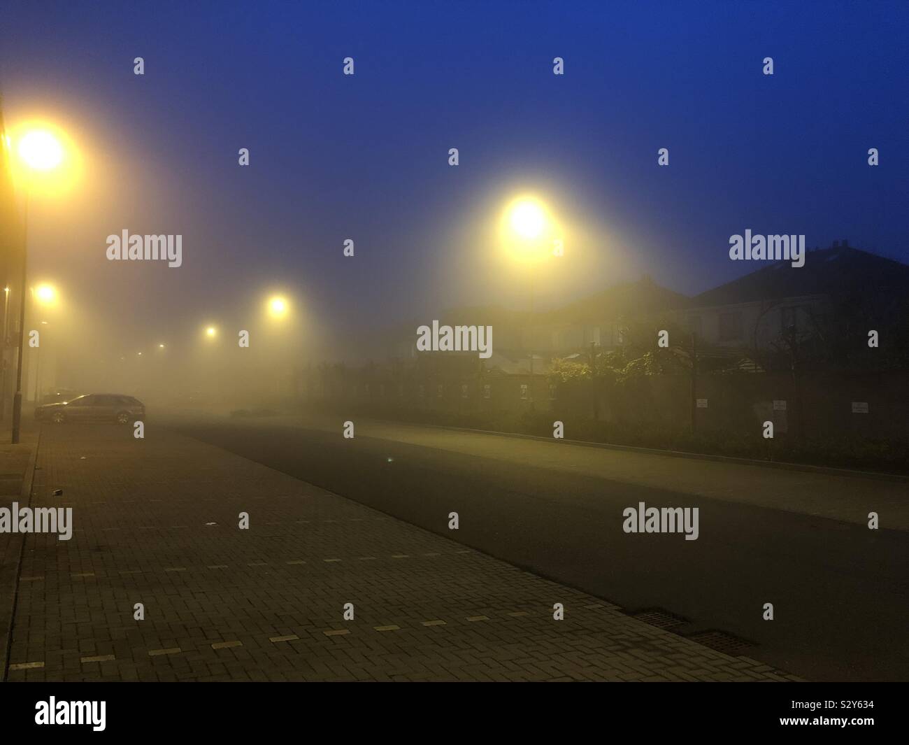 Eine ruhige foggy Parkplatz in der Nacht in Dublin, Irland - Smartphone-aufgenommenes Stockfoto