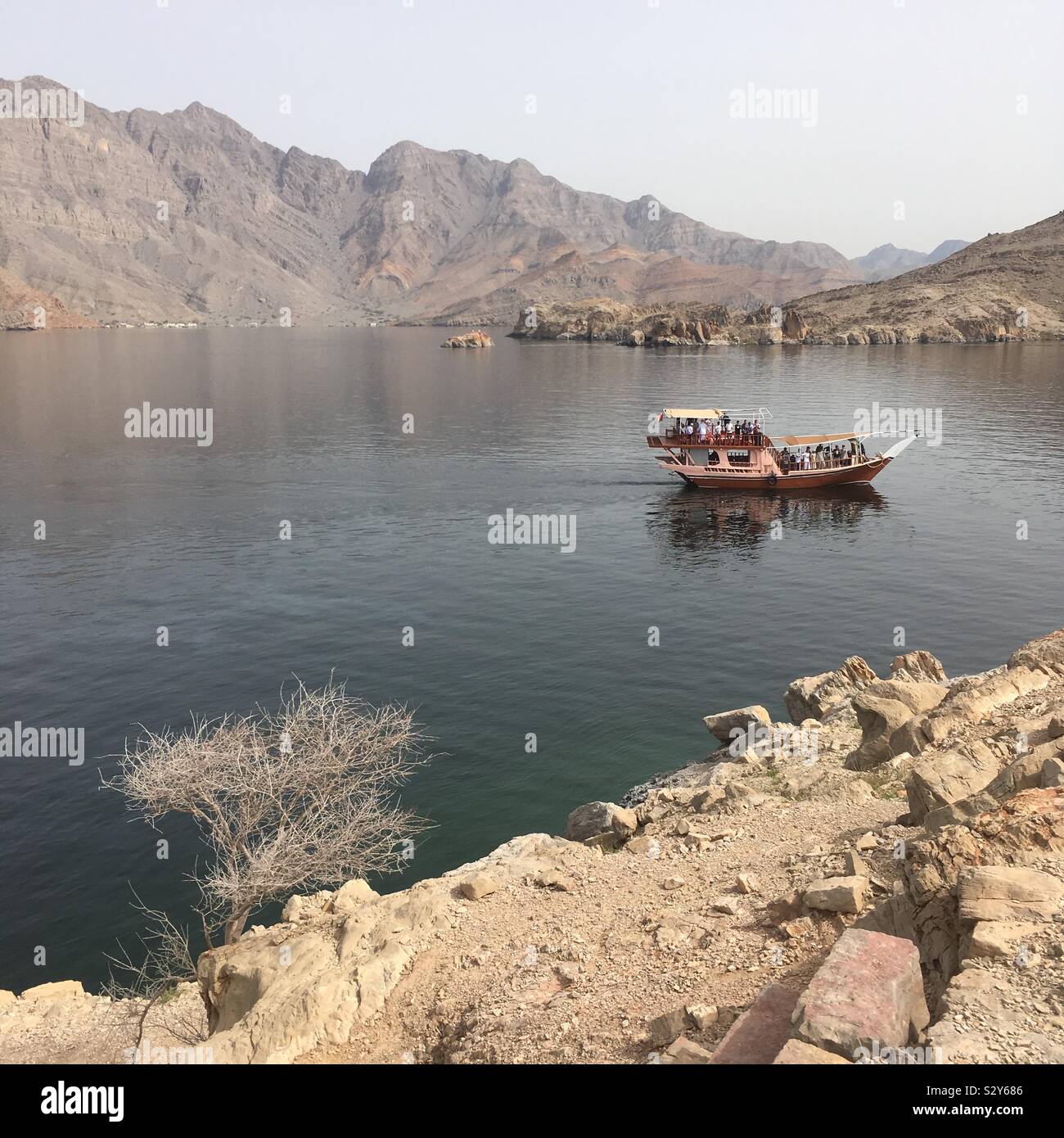 Traditionelle dhow Boot navigiert Vergangenheit Telegraph Island auf den Fjorden von Khasab, Oman Stockfoto