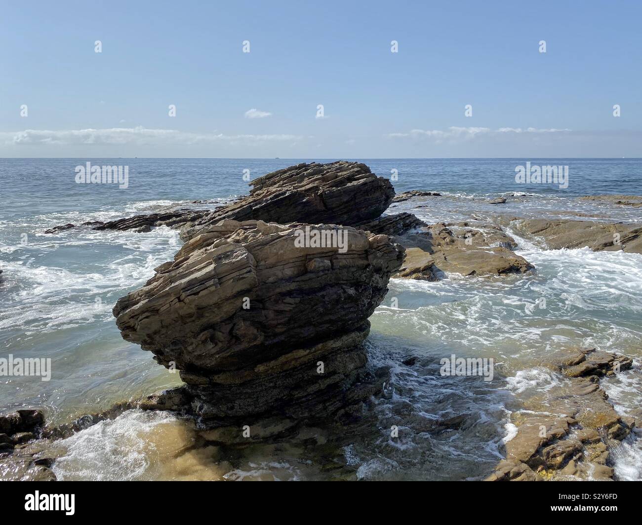 Extrem große Felsformation mit Blick auf den Pazifischen Ozean Wasser auf California Beach - Smartphone-aufgenommenes Stockfoto