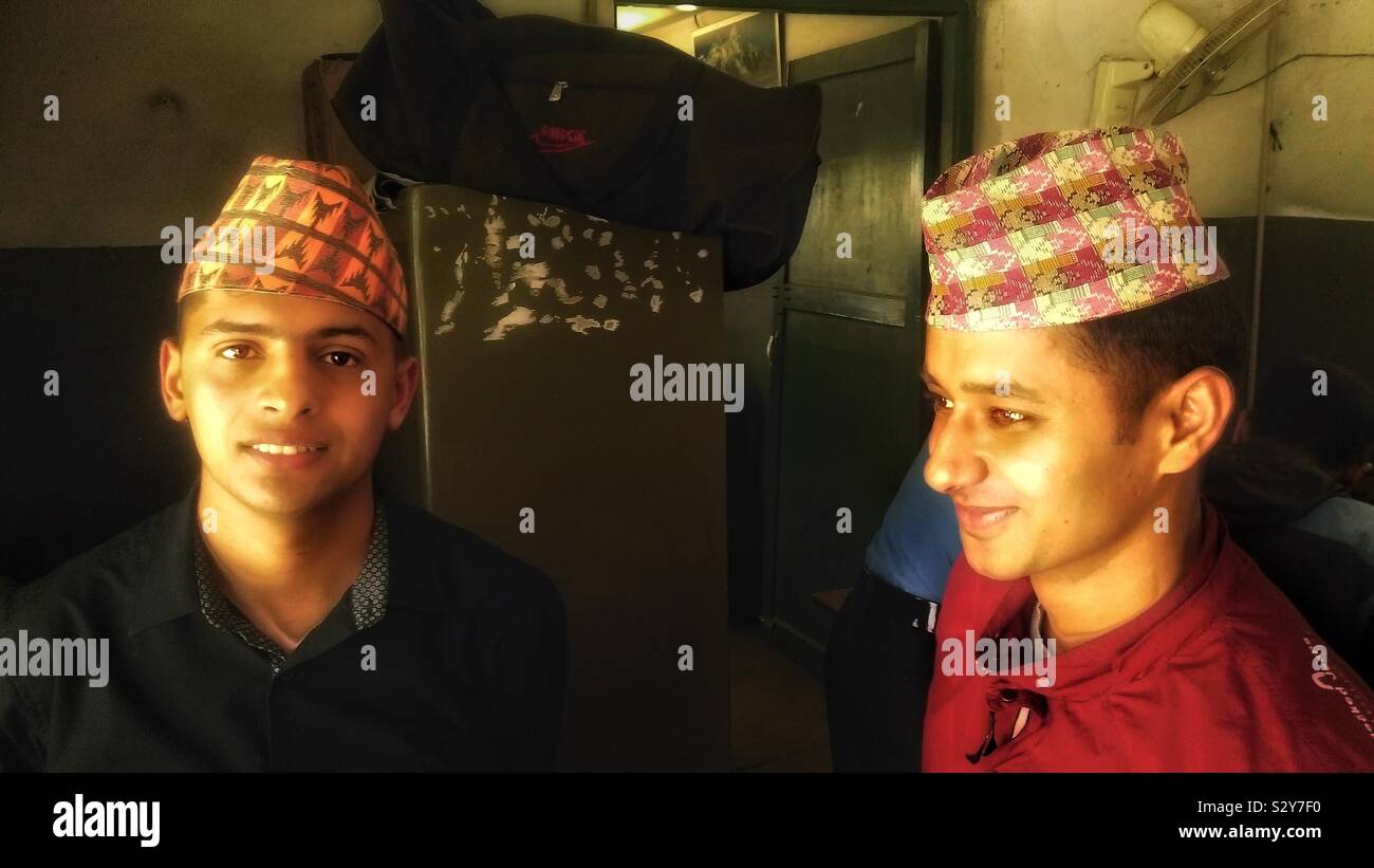 Einige junge fellas in Kathmandu District Police Station hatte wirklich keine andere Funktion, aber unterhaltsamen jedermann mit lahmen Ausreden und falschen Lächeln. Stockfoto