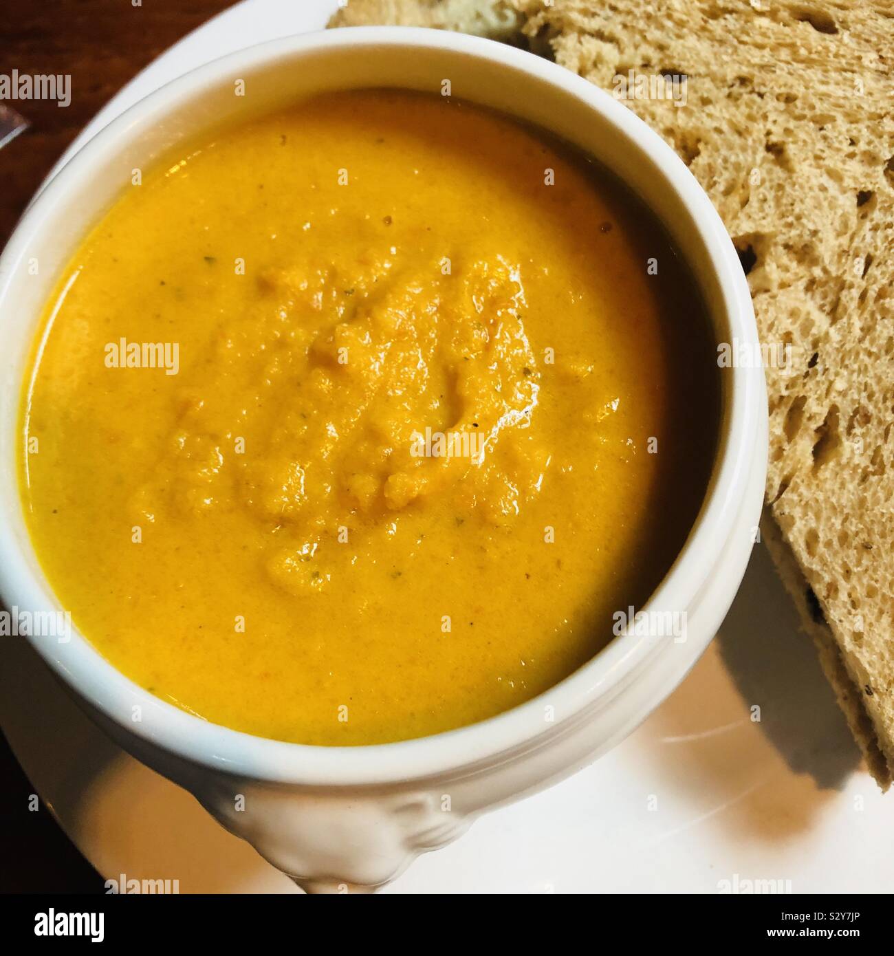 Schüssel an frisch zubereiteten Karotten Suppe und Vollkornbrot serviert zum Mittagessen im Pub in Wapping London Stockfoto