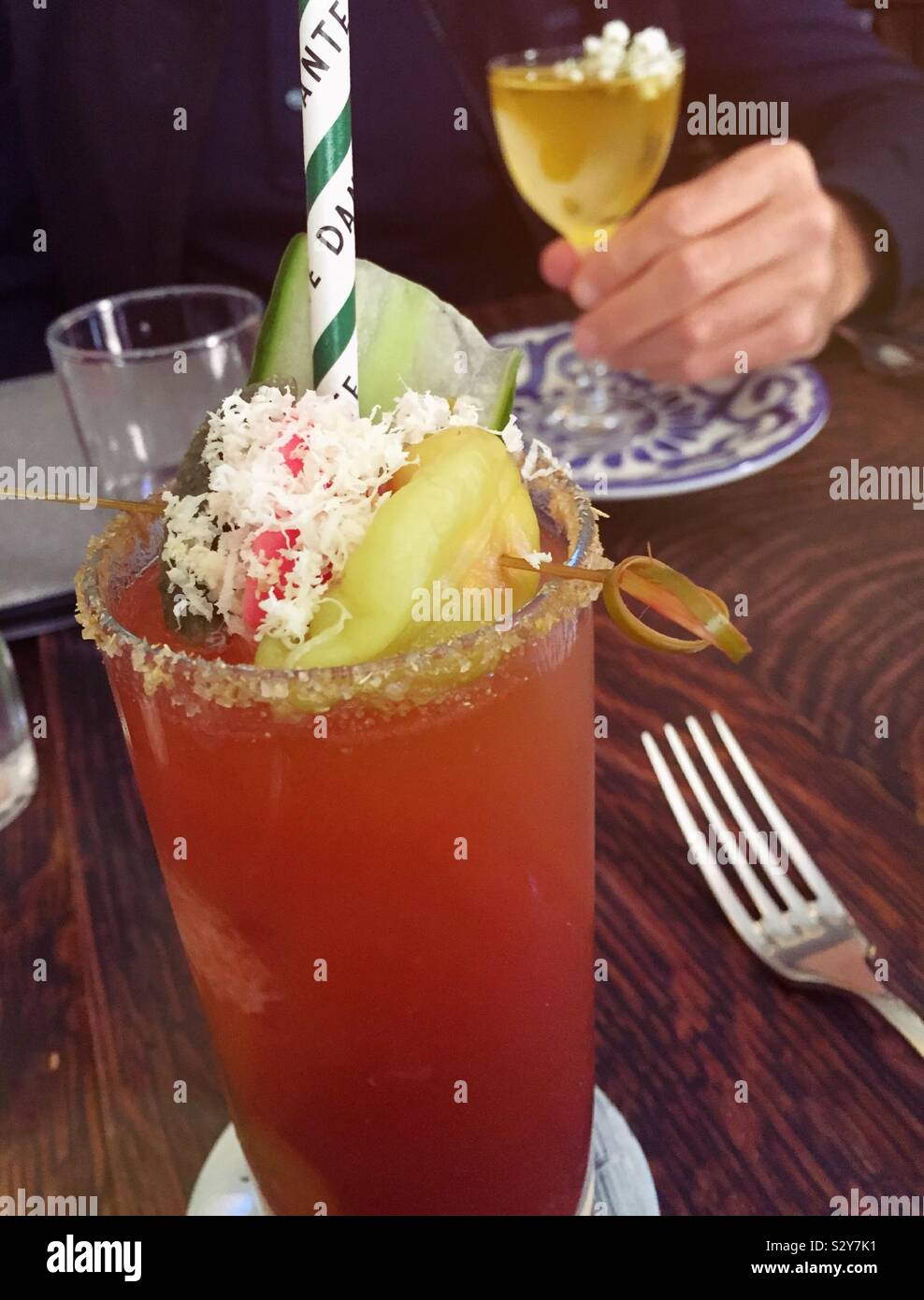 Hell garniert Cocktails in einem Restaurant in Greenwich Village, New York City, USA - Smartphone-aufgenommenes Stockfoto