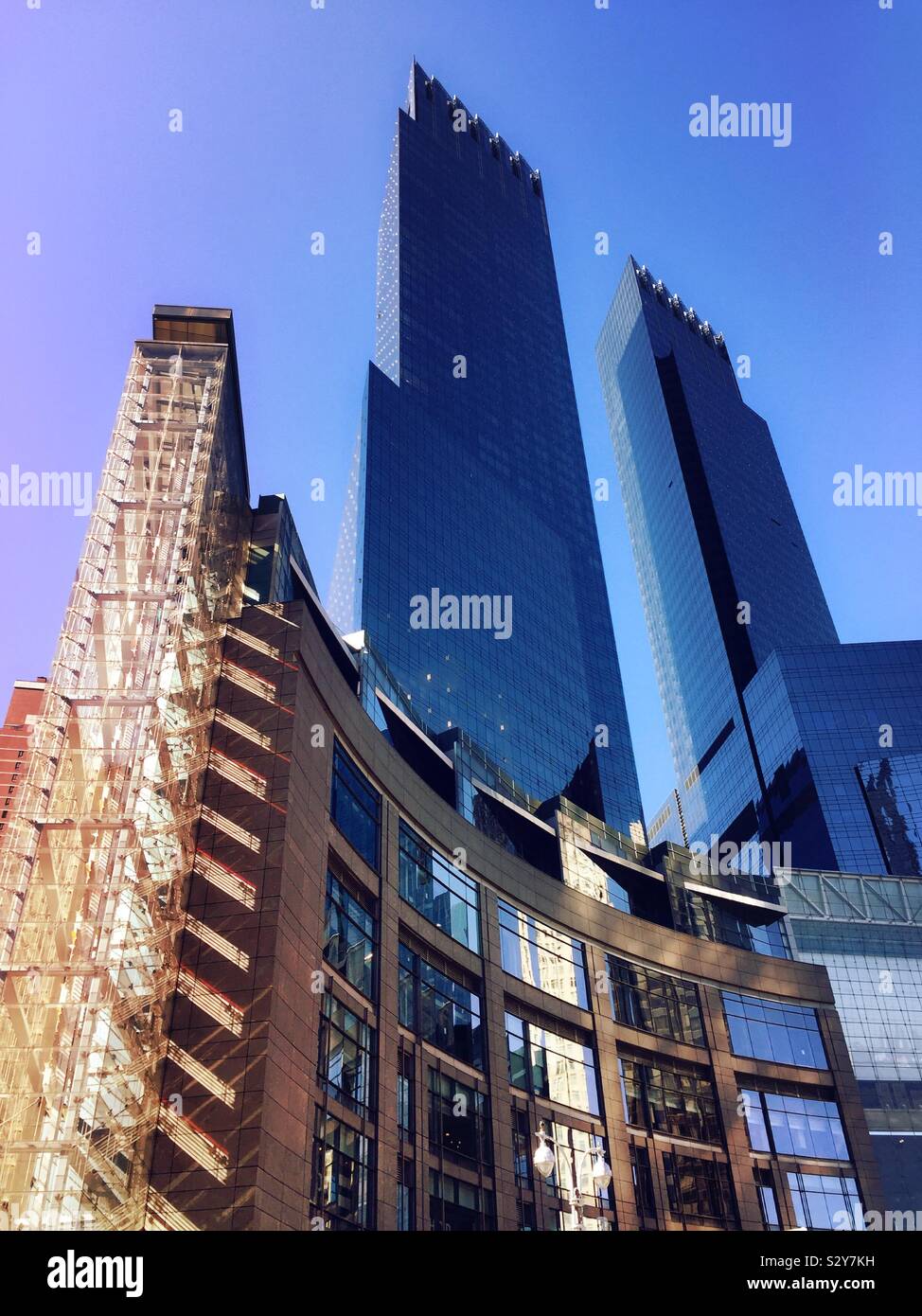 Das Time Warner Center ist eine vertikale Mall am Columbus Circle in New York City, USA - Smartphone-aufgenommenes Stockfoto