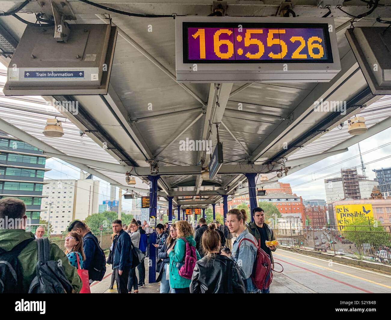 Pendler an Manchester Piccadilly Bahnhof warten Stockfoto