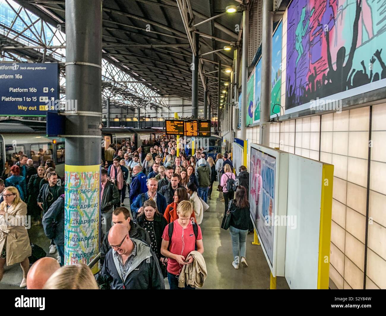 Pendler an einer sehr belebten Bahnsteig Bahnhof Leeds Stockfoto